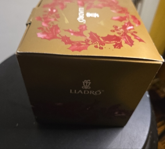 Lladro 2008 Porcelain White Bell Ornament - Picture 7 of 14